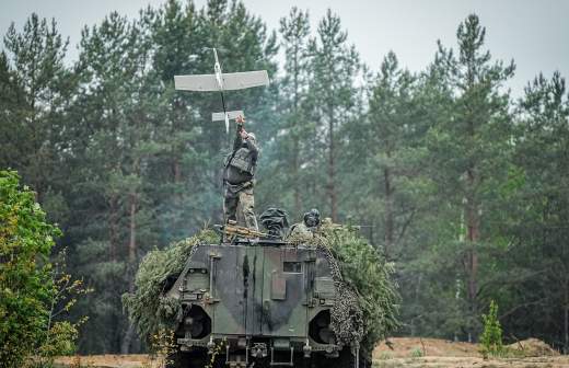
                    Расчеты FPV-дронов и орудия Д-20 Южной группировки войск уничтожили технику ВСУ

        