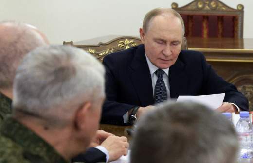 
                    Путин указал на судьбоносный для РФ характер решаемых военными задач

        