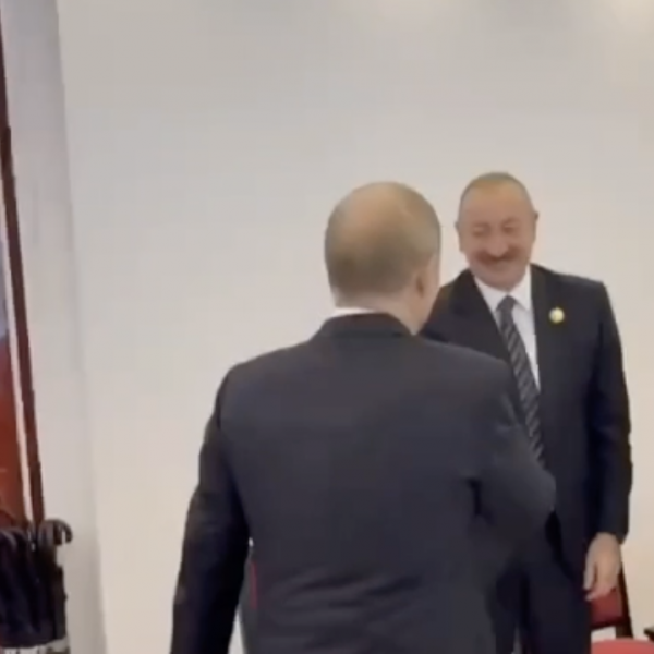 Путин и Алиев поприветствовали друг друга в Пекине. Видео
Путин и Алиев поприветствовали друг друга в Пекине. Видео