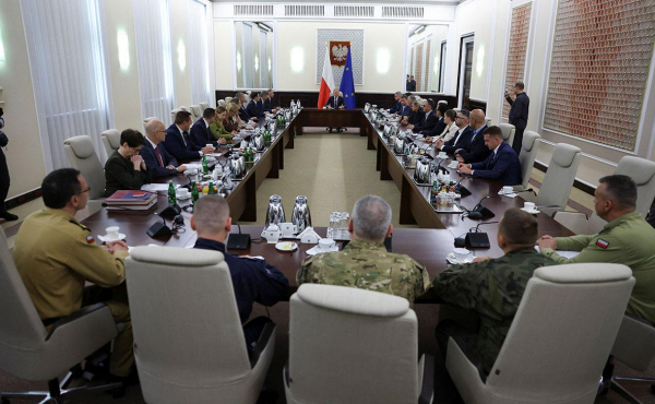 Польша допустила, что задействует 4 статью НАТО из-за прилета дронов
Польша допустила, что задействует 4 статью НАТО из-за прилета дронов