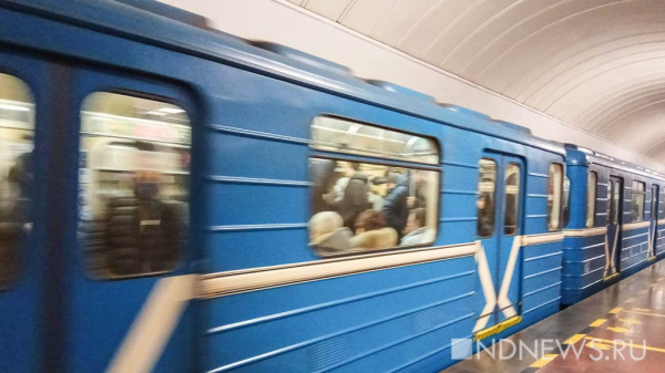 В метро девушка упала на рельсы. Поезда временно встали В метро девушка упала на рельсы. Поезда временно встали