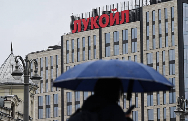 Акции ЛУКОЙЛа упали на 4% после срыва сделки с Gunvor по зарубежным активам
Акции ЛУКОЙЛа упали на 4% после срыва сделки с Gunvor по зарубежным активам
