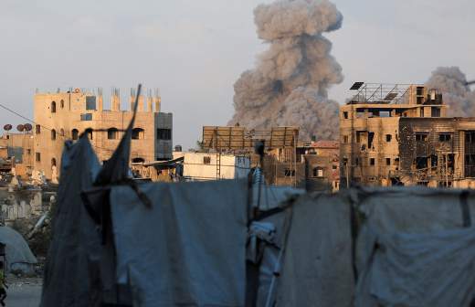 Журналисты провели акцию солидарности в Газе после гибели коллег при ударе ЦАХАЛ
Журналисты провели акцию солидарности в Газе после гибели коллег при ударе ЦАХАЛ