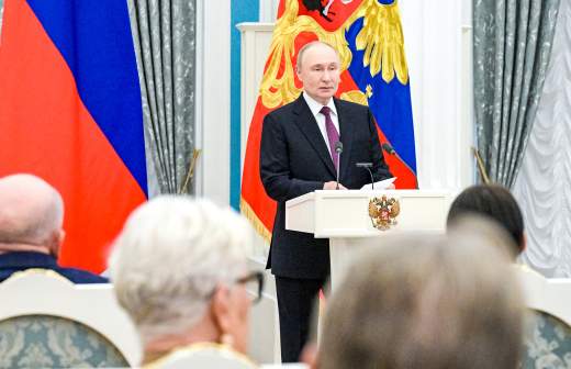 Путин наградил поэта Юрия Энтина орденом «За заслуги в культуре и искусстве»
Путин наградил поэта Юрия Энтина орденом «За заслуги в культуре и искусстве»