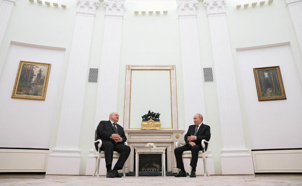 Лукашенко заявил о беседе с Путиным «как нам выжить в это сложное время»
Лукашенко заявил о беседе с Путиным «как нам выжить в это сложное время»
