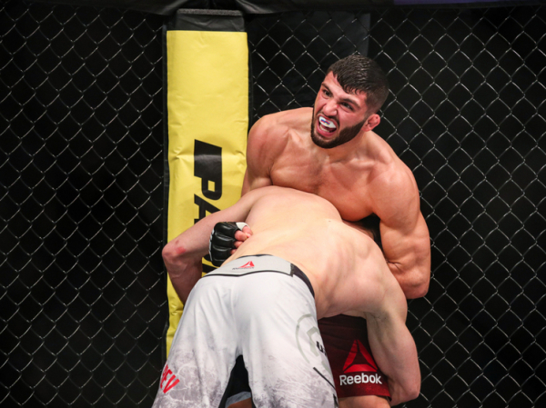 Стало известно о победе Царукяна над Хукером в UFC